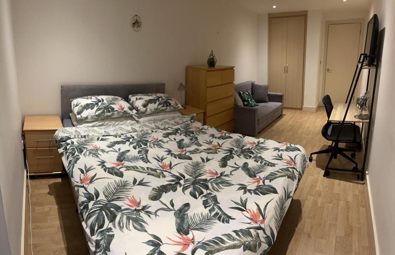 Large Room And Private Bathroom 런던 외부 사진