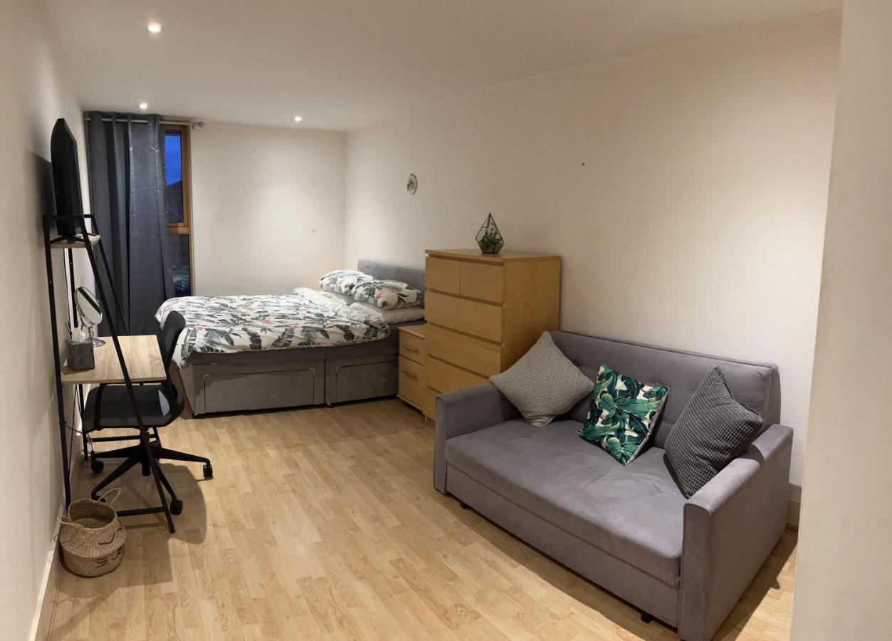 Large Room And Private Bathroom 런던 외부 사진